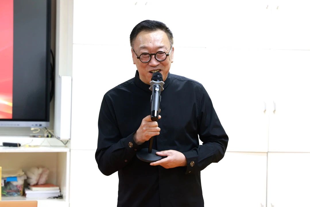 在从事艺术行业的几十年中,他与马子玉老师曾一同经历过冰峰雪岭