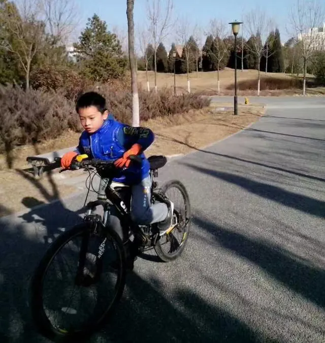 小谭妈妈仔细观察孩子,发现孩子没有什么特别之处,相对于别家娃