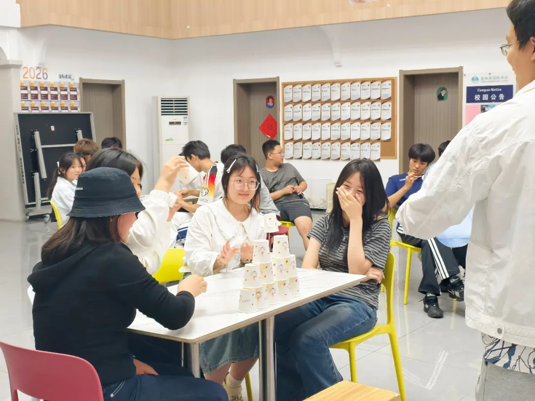 常老师告诉同学们，空气炮的原理其实非常简单