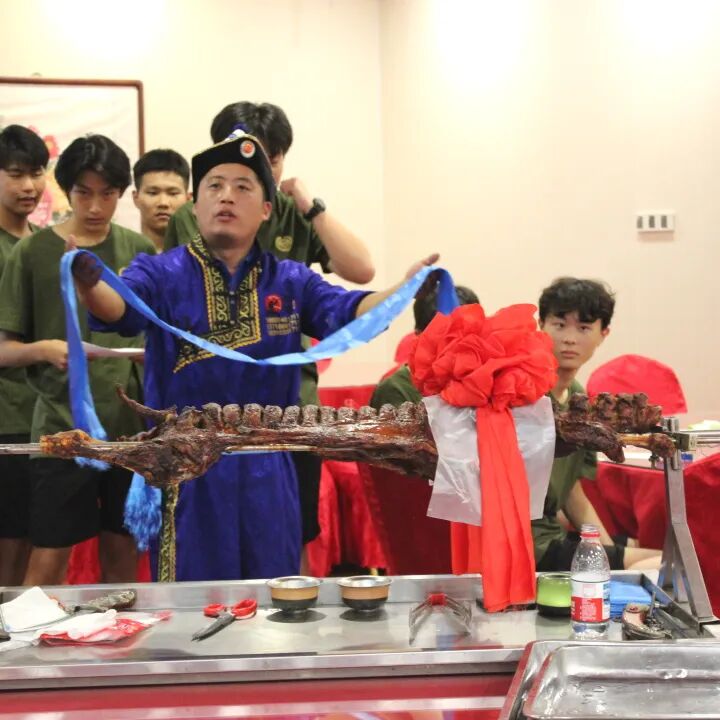 午餐过后,团队拓展训练正式拉开帷幕。