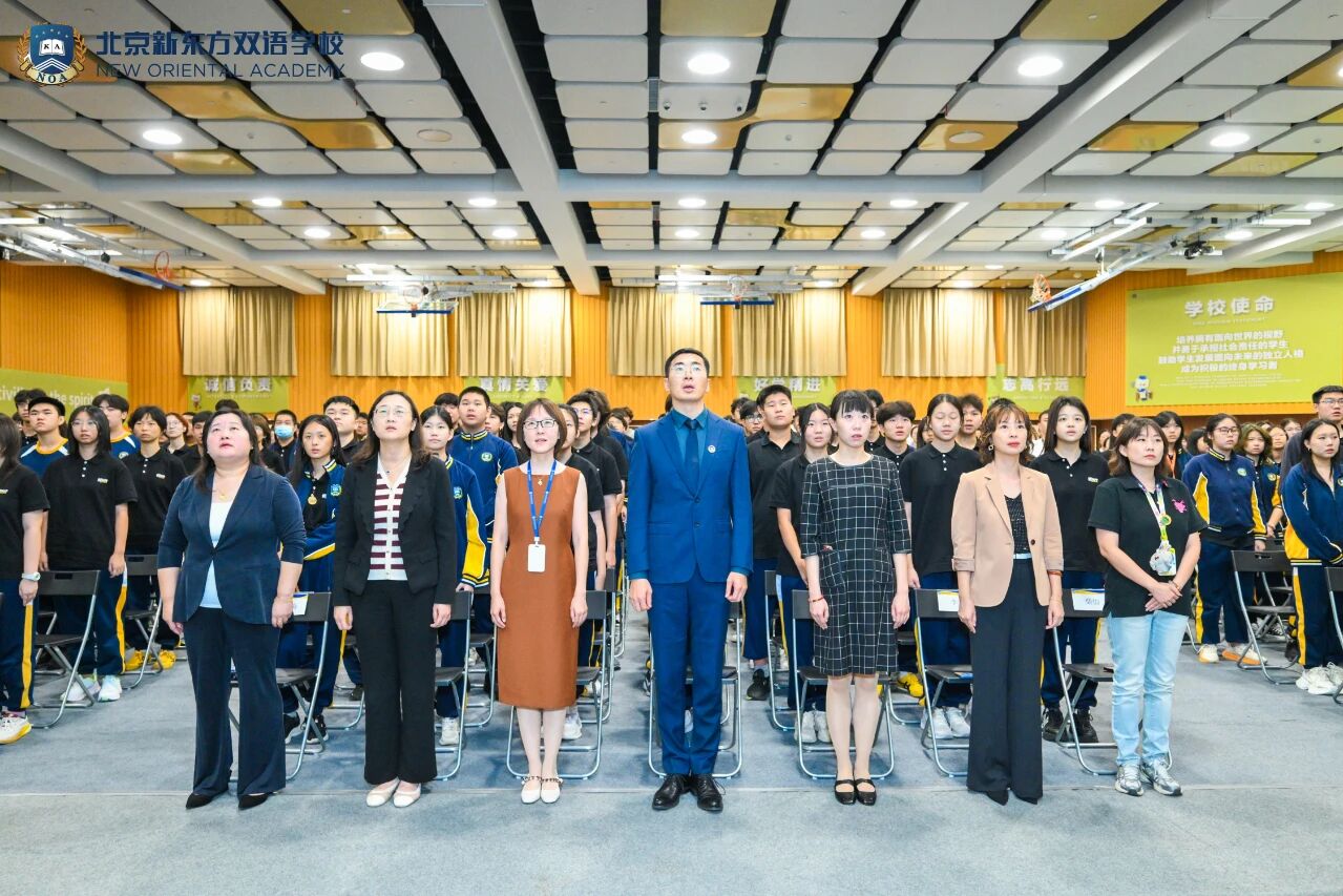 当庄严的国歌响起,五星红旗缓缓升起,全场师生肃立凝视 这一刻