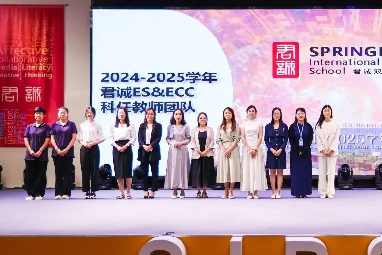 学校领导致辞,由小学Sandra校长带领的教师团队(图 4)
