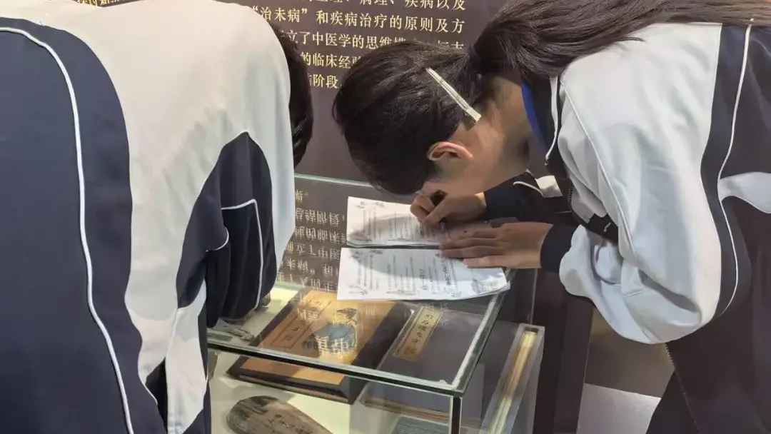 中医药文化研学新实践:景园外国语学校探秘国药非遗,点亮青少年文化自信之路