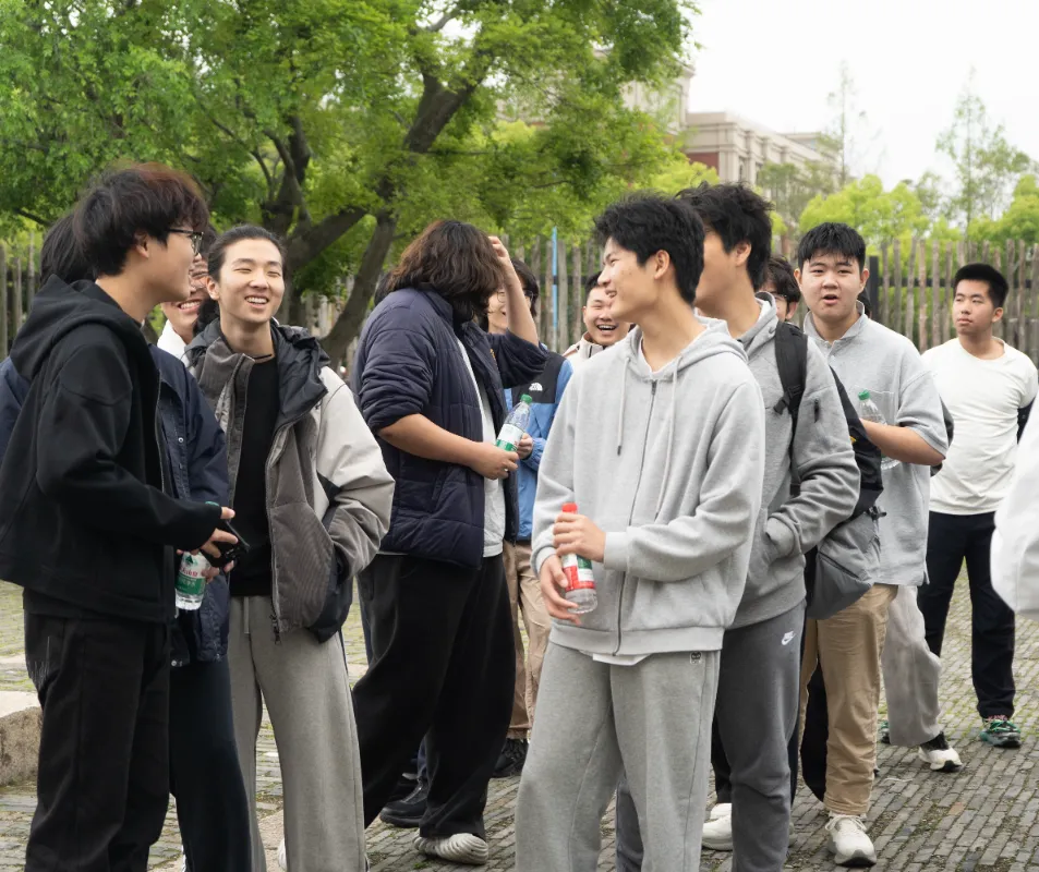 历史之厚:水下博物馆的沉浸式震撼半沉于水面的水下博物馆
