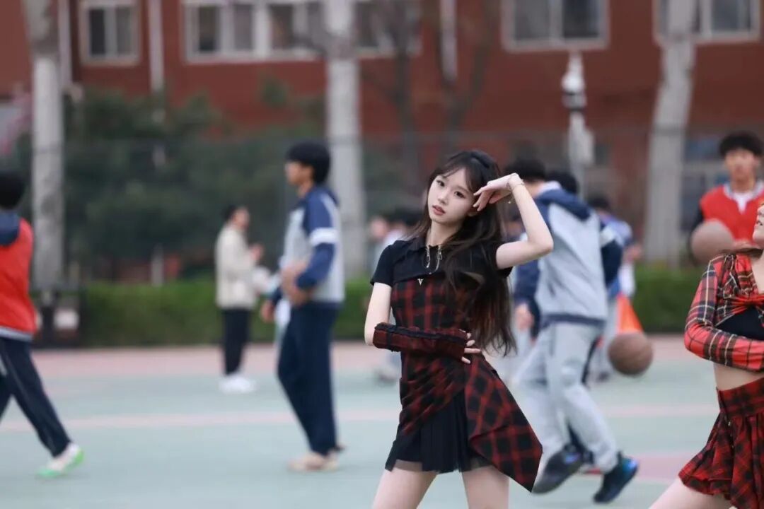 舞蹈，贯穿她的整个高中生涯。从陌生紧张到从容登台