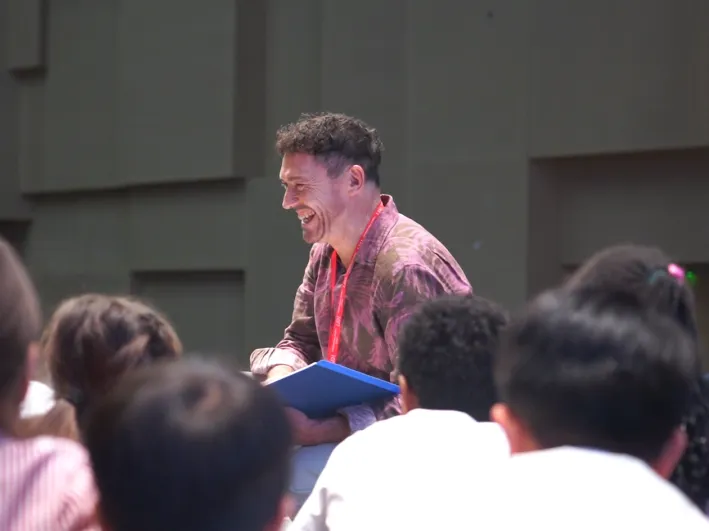 与传统大型校园剧目不同,《伟大的白马》秉持全员参与、零淘汰理念