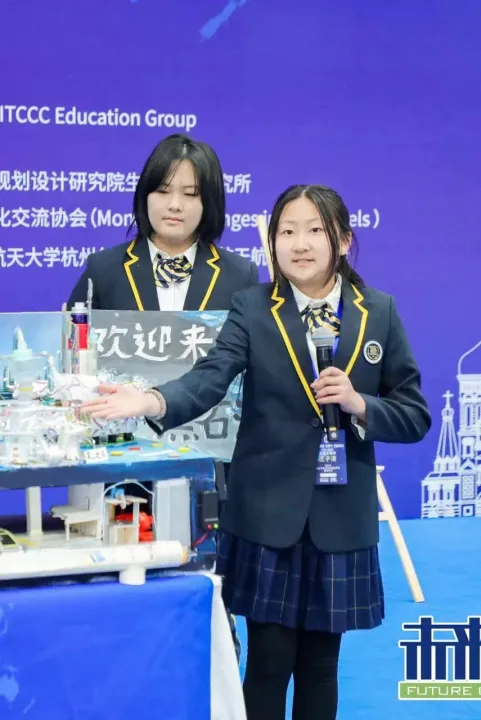 新府学的AI教学不是刚刚开启,在近几年的教学中已经深度融入。