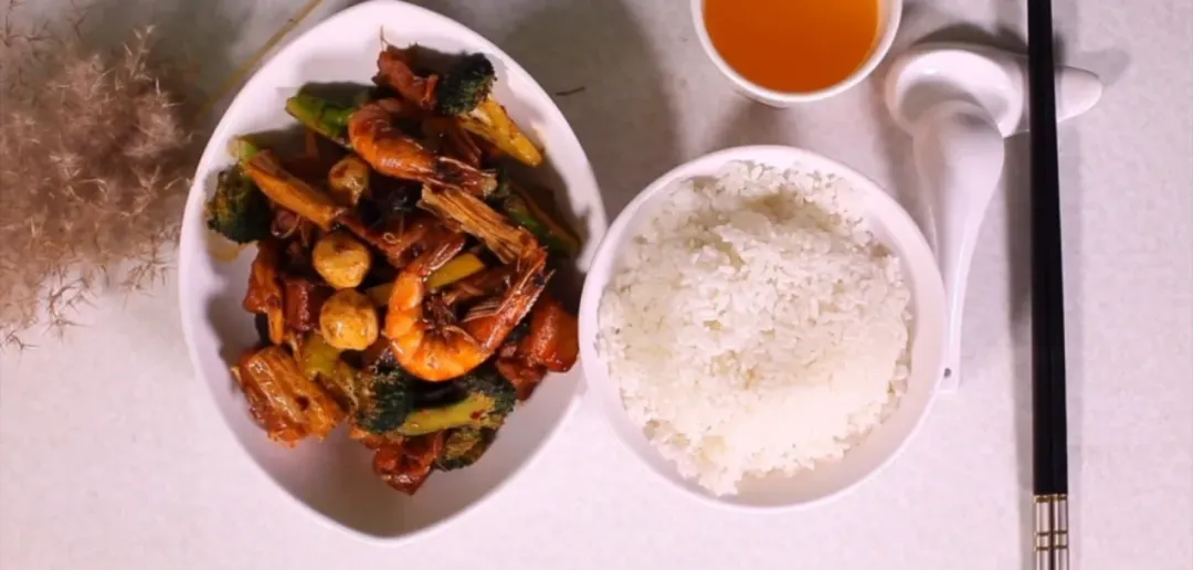 八十中招牌 麻辣香锅,有大虾,培根,鱼豆腐,午餐肉,菜花,木耳(图 3)