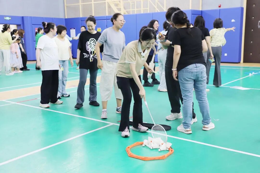 踢毽子 :一秒回归童年,身体的灵活与协调性在五彩斑斓的毽子翻飞中