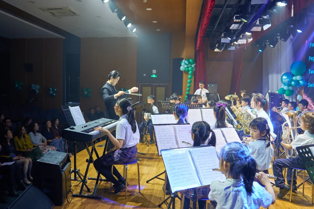 在专业指挥与演奏家团队的指导下，学生们在这里学习乐器、练习合奏（图 2）