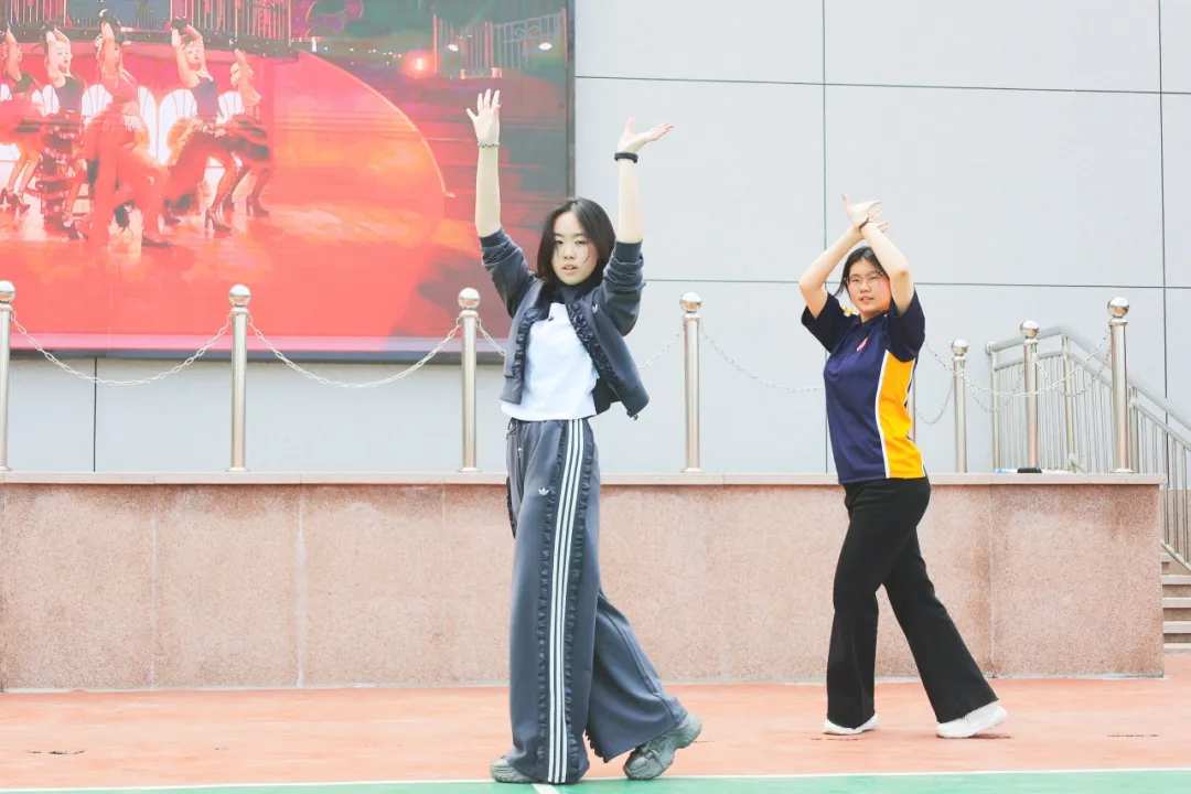 高一年级同学热情尤为高涨，多首投稿歌曲接连响起（图 5）