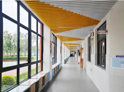 学校为学生提供优良的住宿条件，每4 人一间，配有热水淋浴（图 6）
