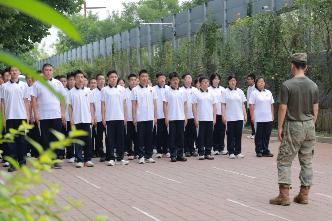 高一年级于8月18日至27日，开展了为期10天的国防教育训练。