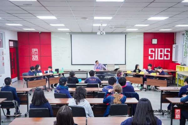 君诚学校非常重视培养学生的批判性思维和流利的英文口语表达。(图 2)