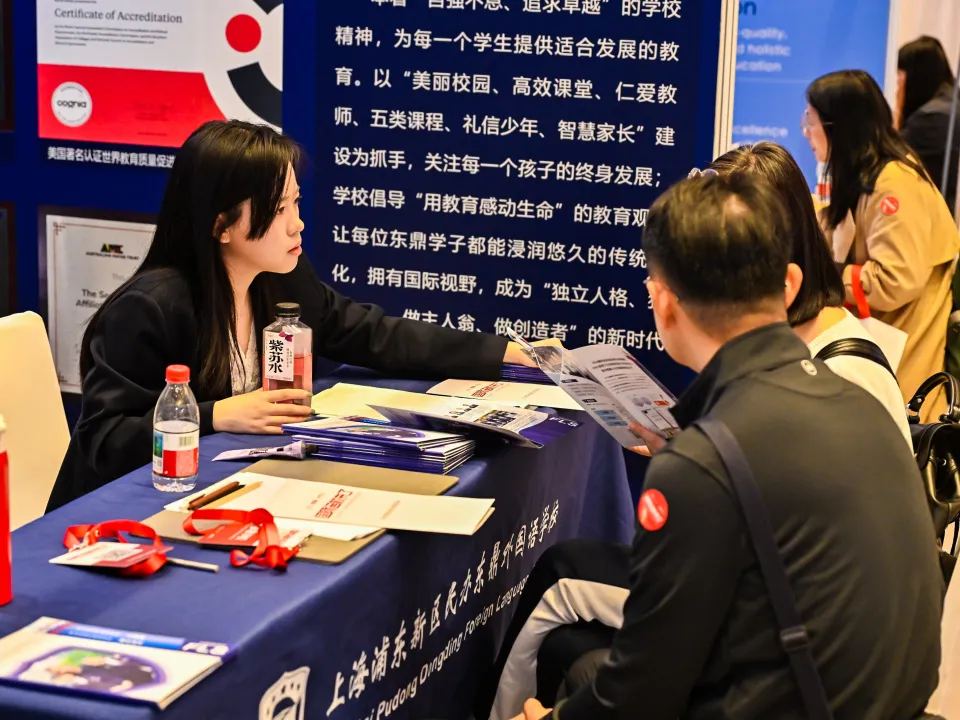 招生官现场答疑,提供课程设置、升学成绩及招生政策的最新资讯。(图 2)