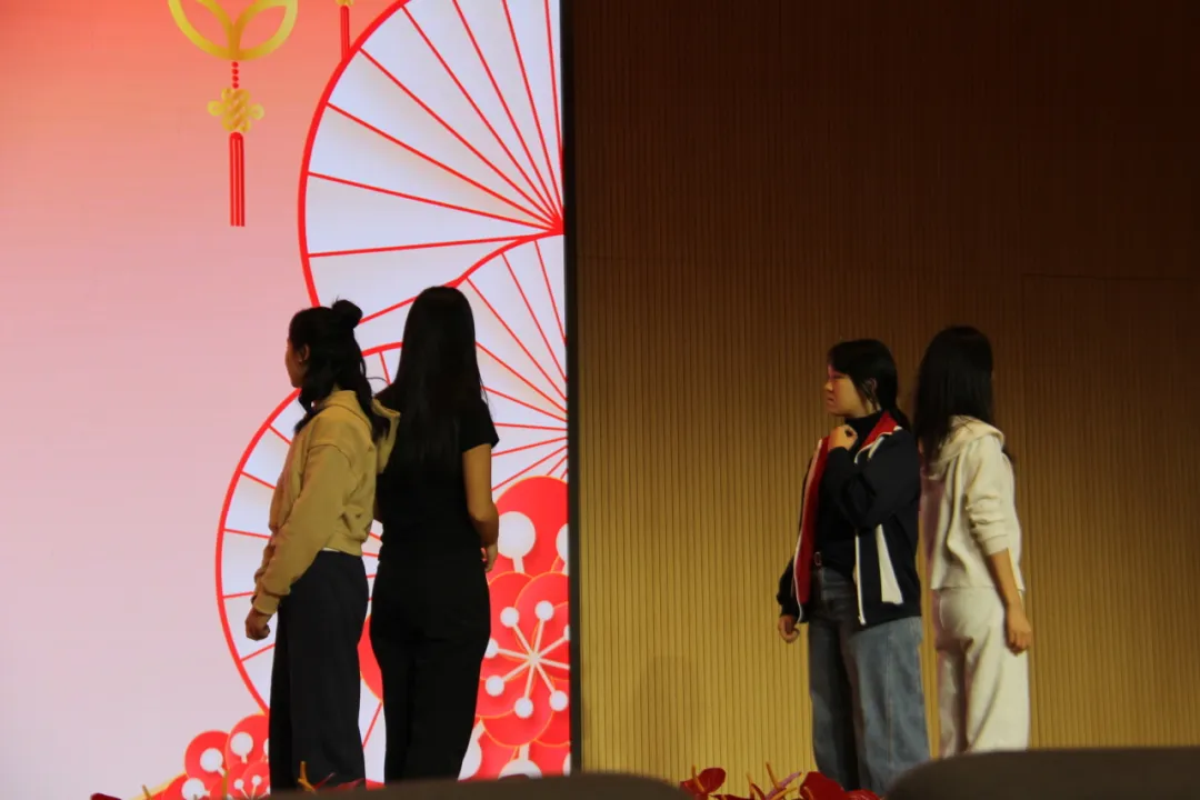 整场晚会，三个互动游戏环节巧妙穿插，给大家带来了数不尽的欢乐。