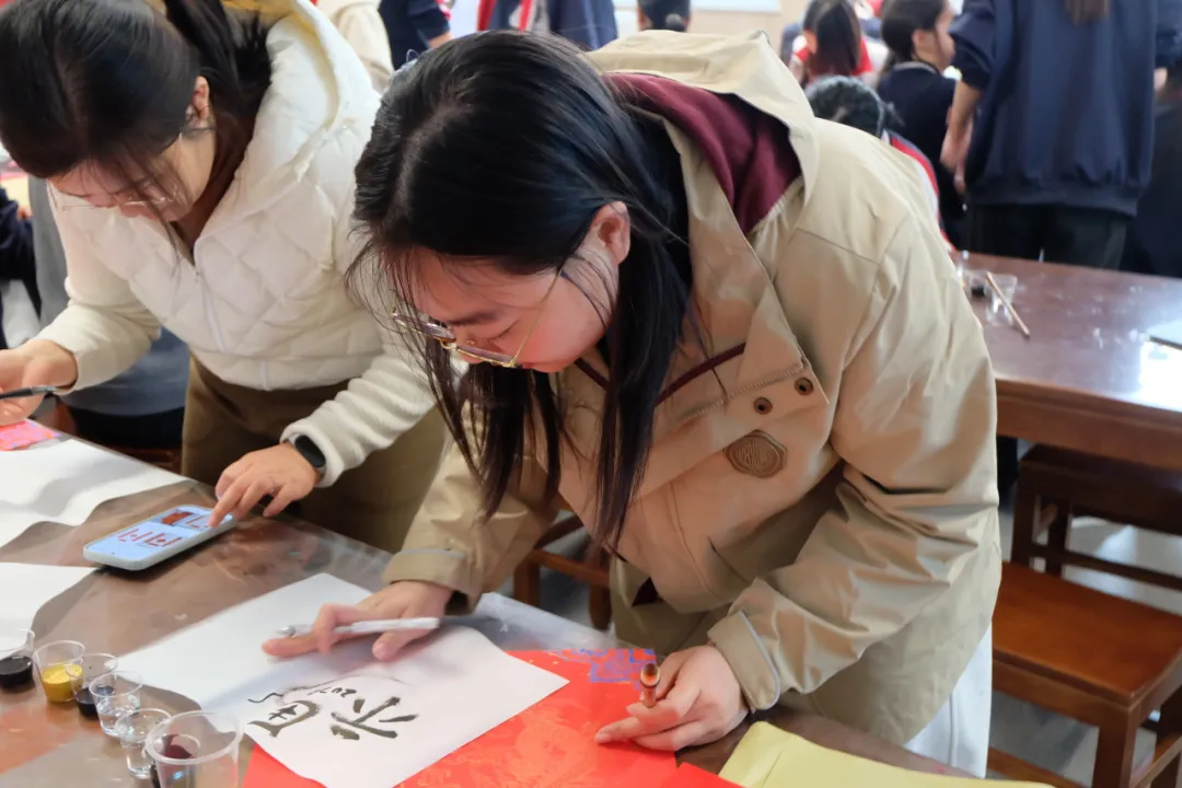 墨香氤氲中,没有师生之分,没有技巧高下,只有一群人俯首案前