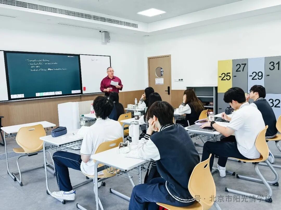 全体教师也以全新状态投入工作，认真开展备课教研，打磨教学内容（图 2）