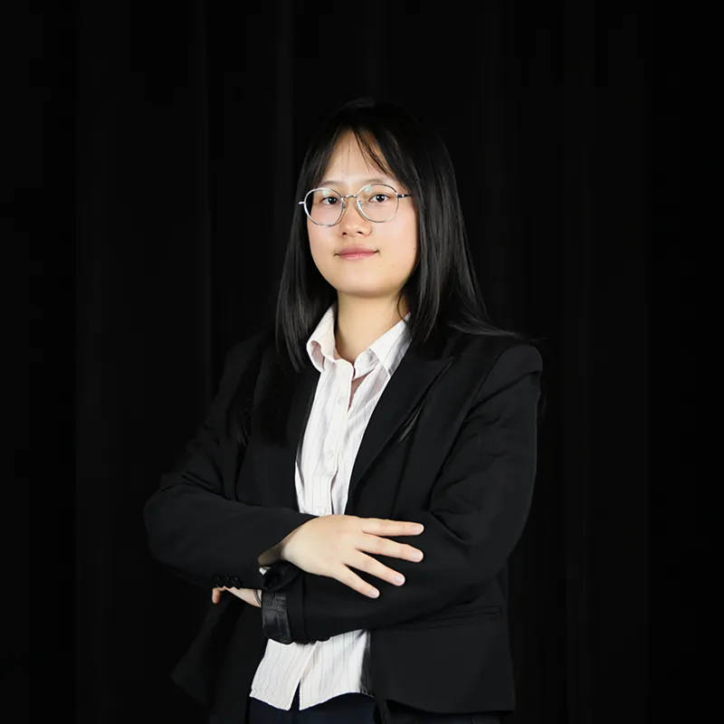 其作品常通过象征手法重新诠释现实，探索介于具象与梦境之间的表达。