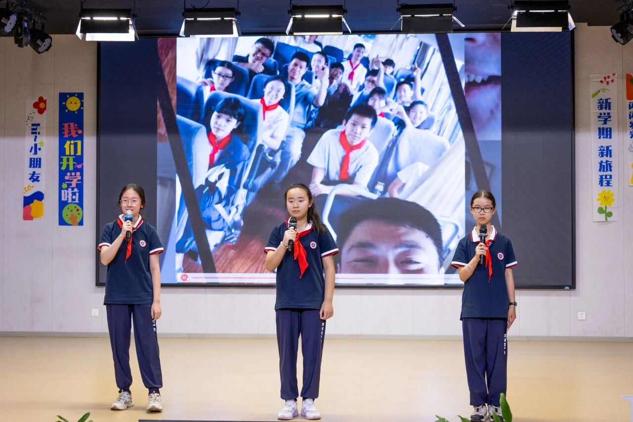 （大合唱《保卫黄河》 《强军战歌》 初一全体同学）