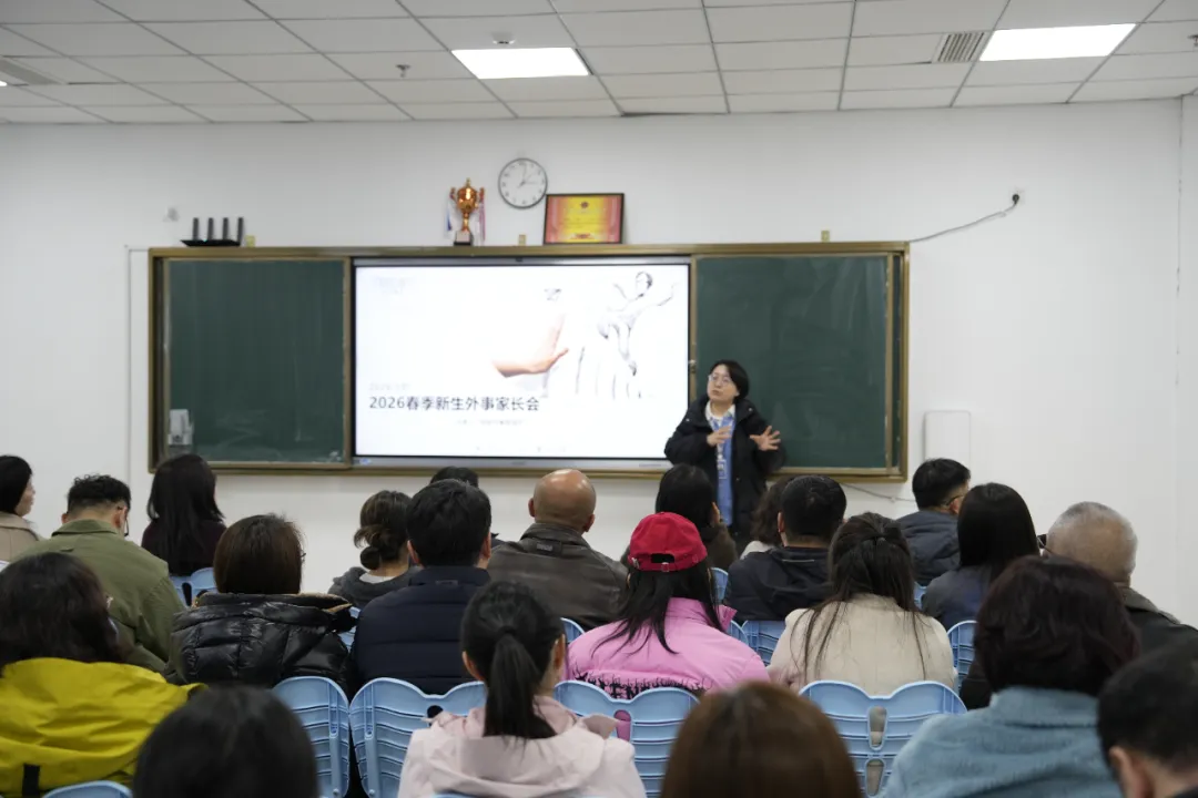 此外,学校定期举办海外文化交流、升学分享会、职业规划讲座等活动