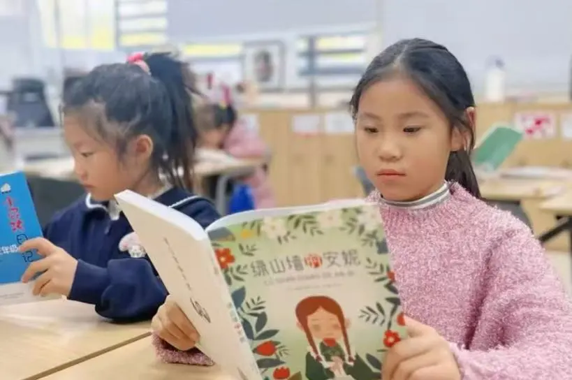 教学楼的楼梯间，是孩子们的 阅读爬藤墙 ，每一张读书分享海报