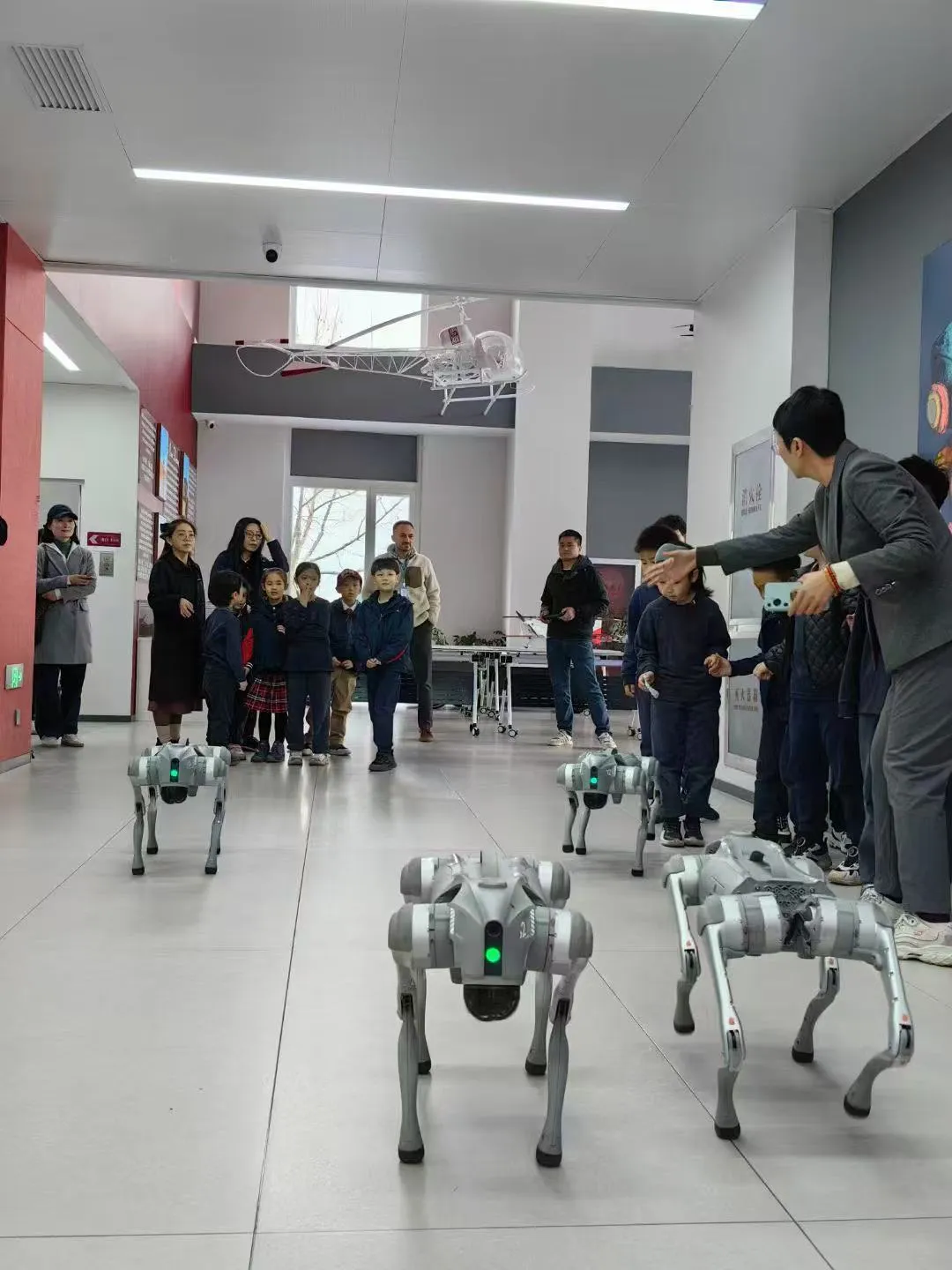 充满创意与魅力的展示区宛如一座科技大观园,航空航天模型