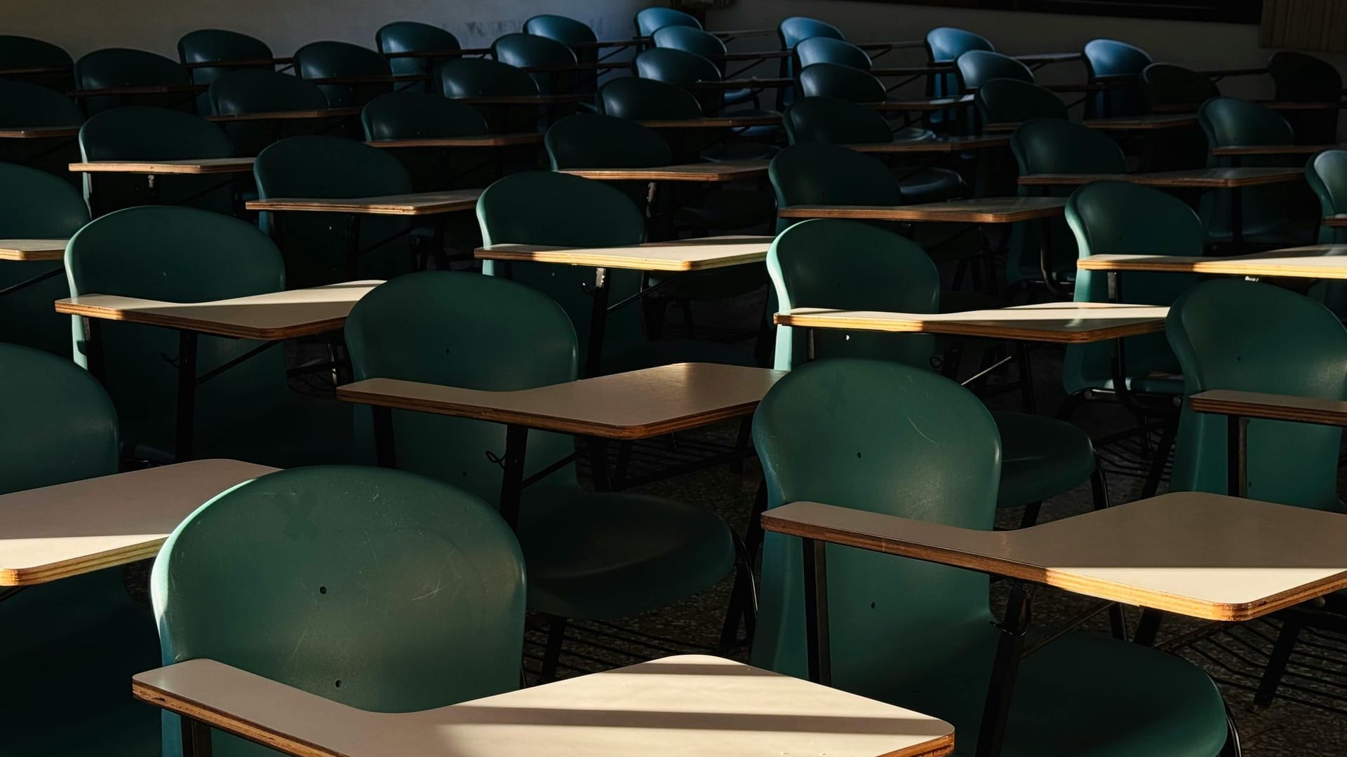 AI专业留学生起薪暴涨60%:全球人才战下,这些国家正在“疯抢”中国学生