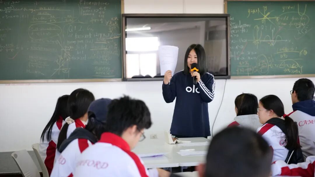闫老师给出了答案： 我们的教学方法，就是把课堂交给学生。
