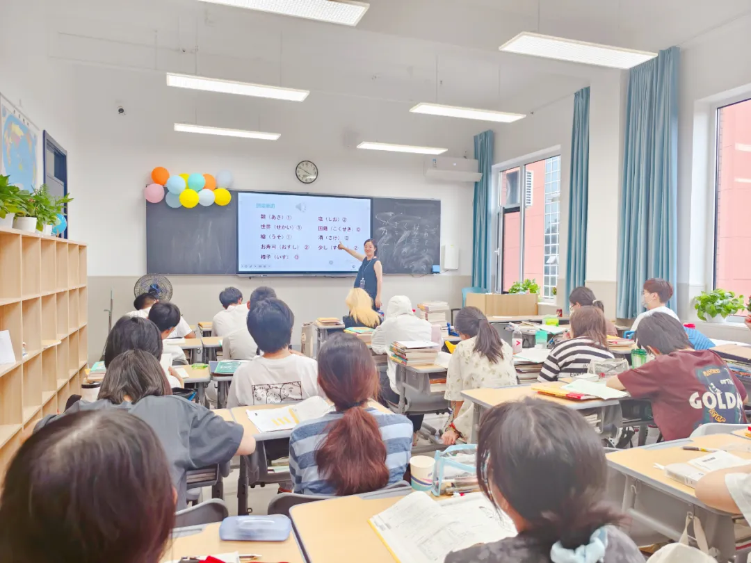 美术设计方向，学制3+0.5，为怀揣艺术梦想的学生开辟专属通道。