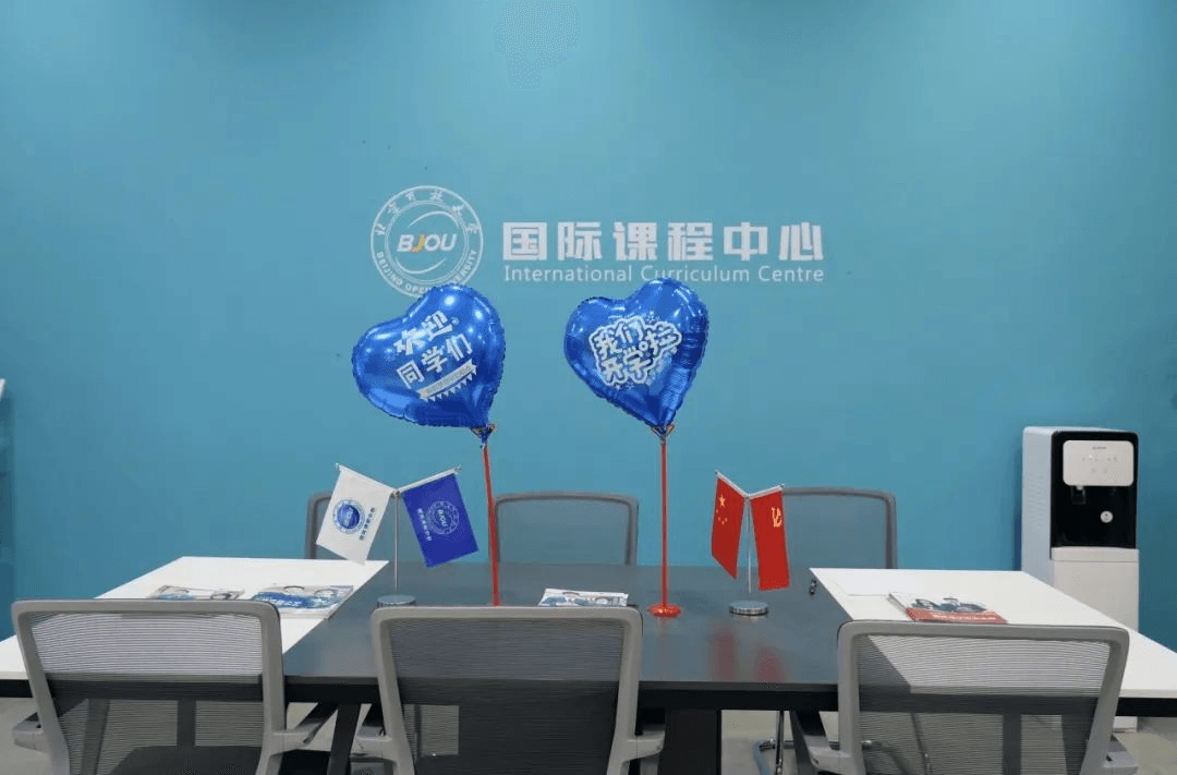 清晨的第一缕阳光洒在北开ICC的校园上