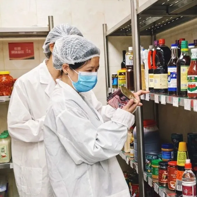 这一顿美味又安心的开学餐,背后藏着学校细致入微的关怀。(图 2)