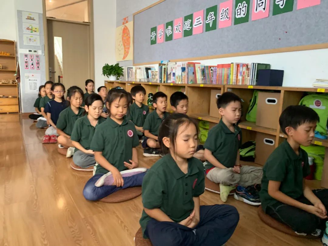 明悦有心灵课程,孩子每天中午会用半个小时的时间学习静心