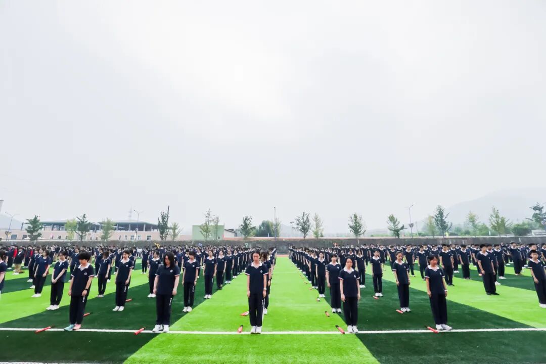 在庄重的升旗仪式后,全场师生静默肃立