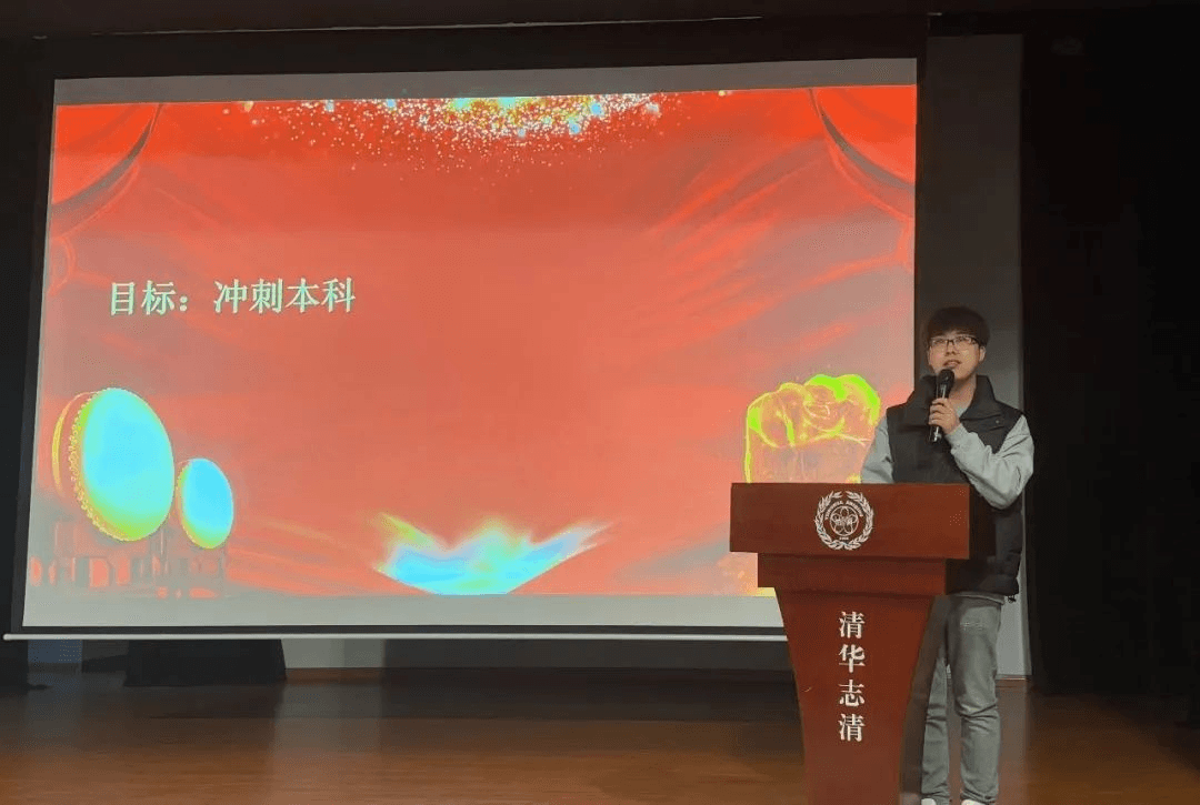 李瑞君老师作为带过的九届高三毕业生的班主任老师