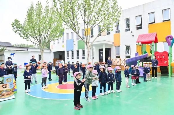 在舒适的草坪上,在五角枫树下,小宝贝们聆听了来自小学部的哥哥姐姐