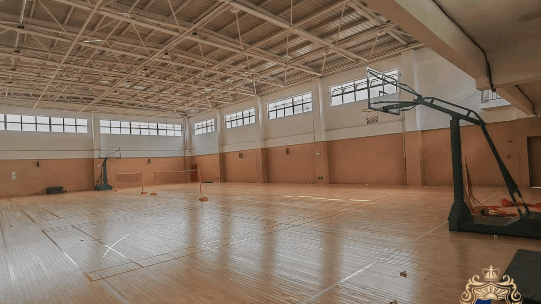 学校与宿舍往返由校车接送。以方便学生上学和放学。(图 4)