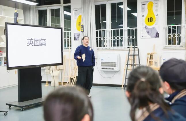 祝同学在讲座活动中，为艺术思高普学院的孩子们从学习氛围、适配度