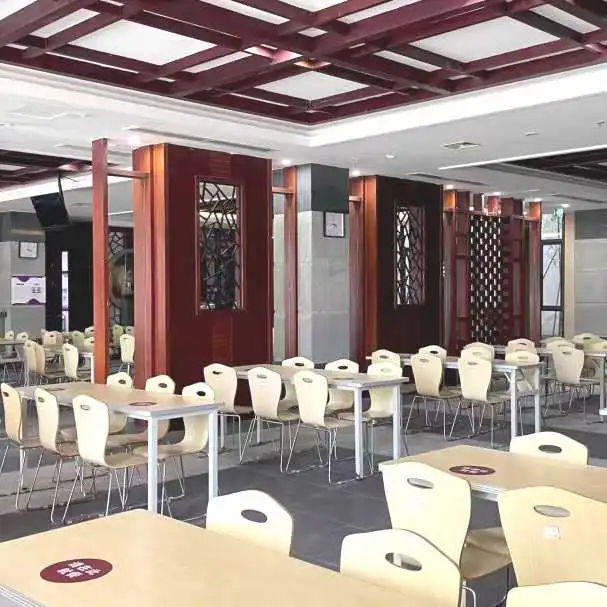 学校采取自助式食堂,所有食材都精心挑选,荤素搭配得当(图 3)