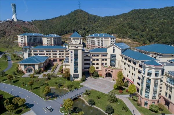 殷艺滔学长说:选择比努力更重要!从上财国教到 UCL / 港大 / 爱丁堡,他的升学路径值得所有家庭借鉴