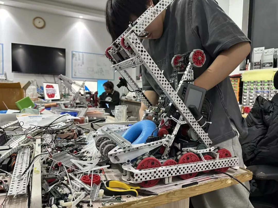 社团成立初期,最大的挑战来自技术短板与团队协作。