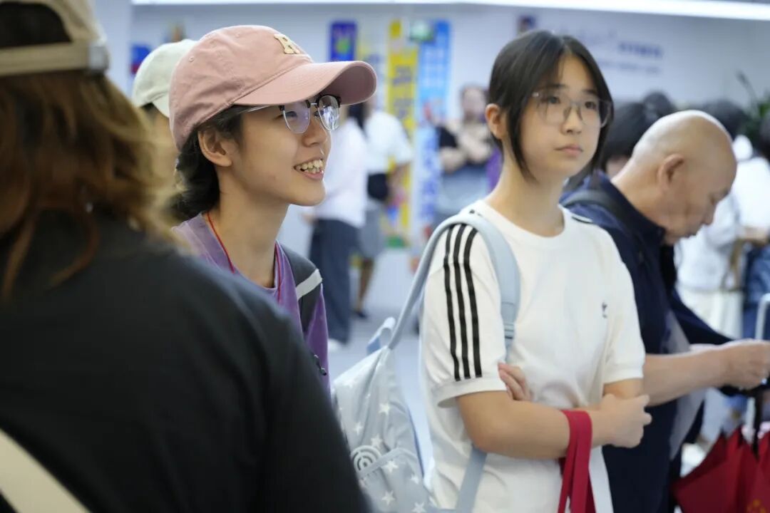 从校门处的主题打卡点到宿舍楼里的暖心布置（图 3）