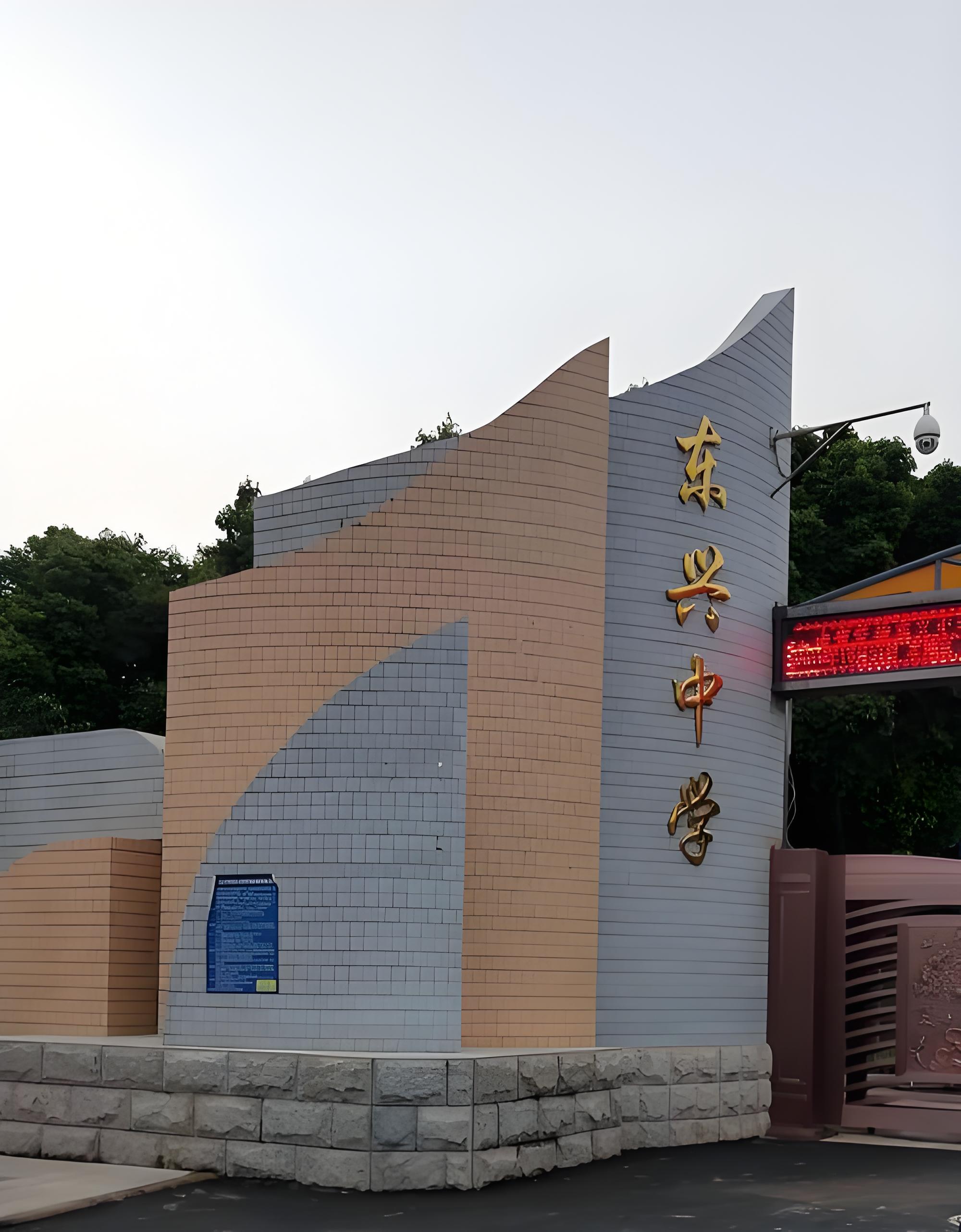 说完硬件设施,再来讲讲这里超厉害的师资力量吧 !