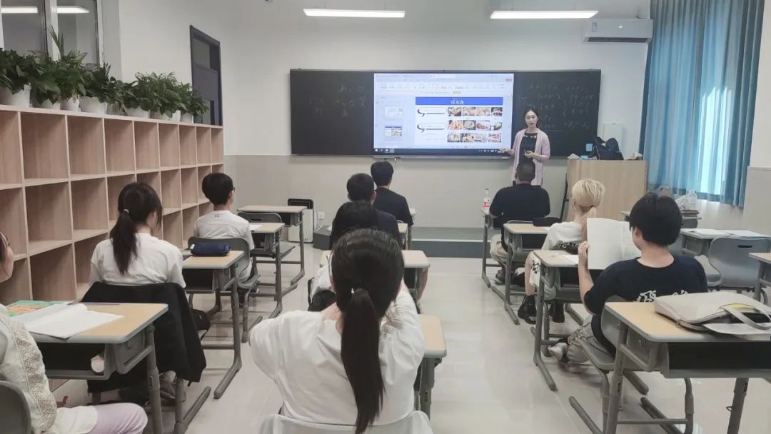 学校拥有一支由中日两国优秀教师组成的国际化教学团队