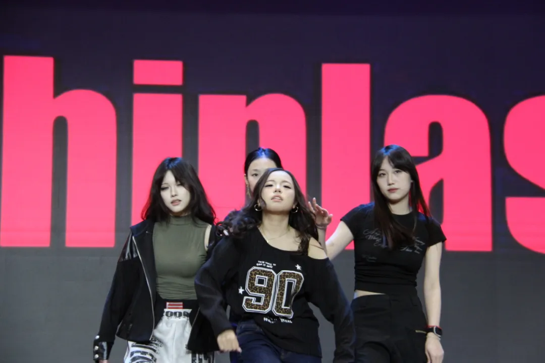 随后，高二、高一同学们带来了歌曲串烧