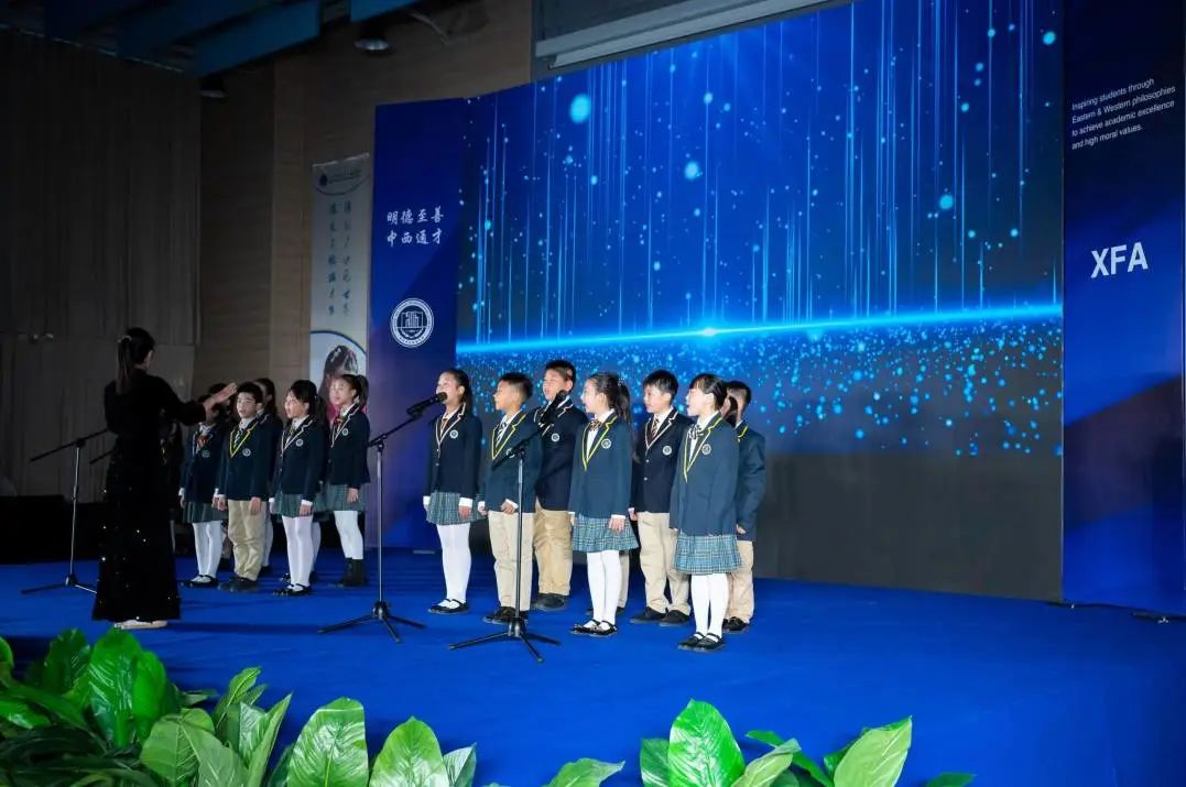 在演讲开始前，新府学学子为表示对David Cardwell教授