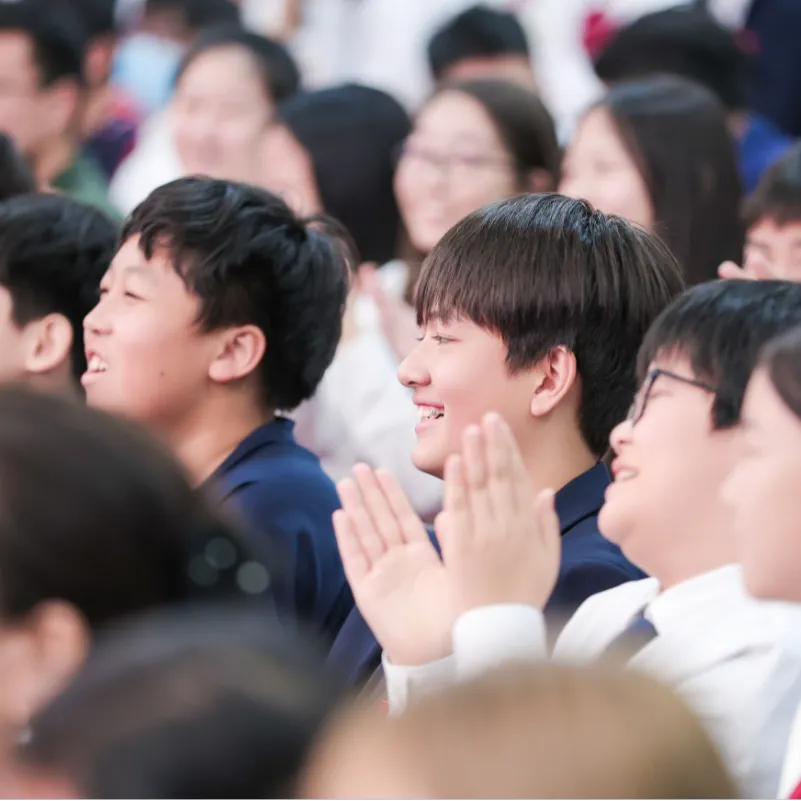 中学部的开学典礼也在新剧院举行。青春的气息弥漫在每一个角落(图 3)