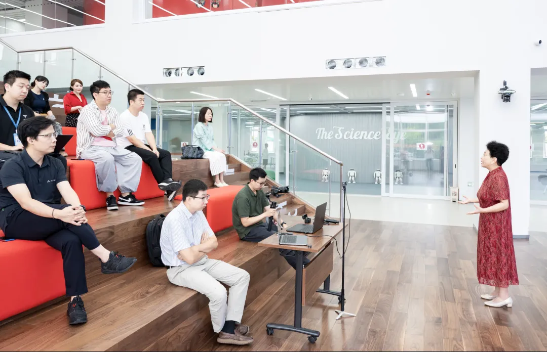 在此次研讨会上,张爱君校长反复提到家庭与学校合作的重要性。