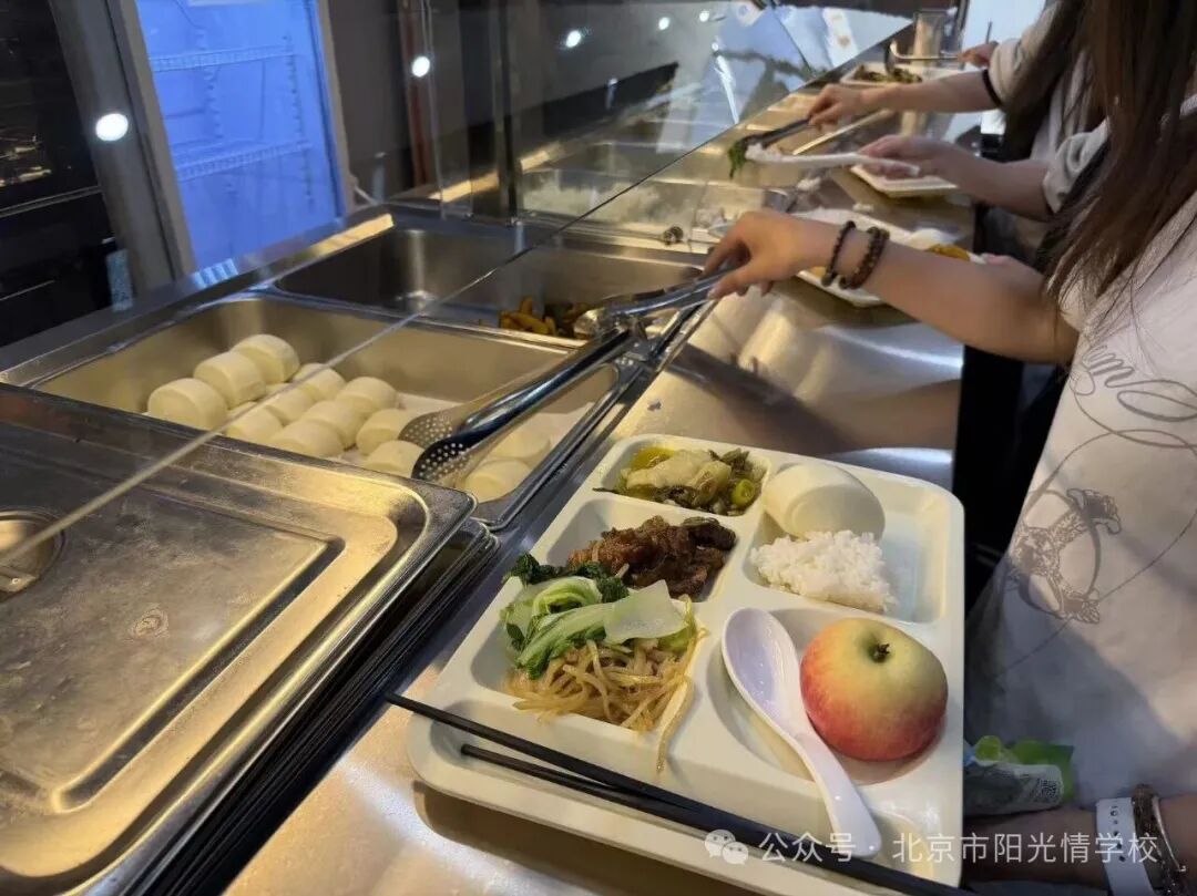 食堂也做好了新学期的保障工作,就餐环境干净整洁,菜品丰富(图 3)