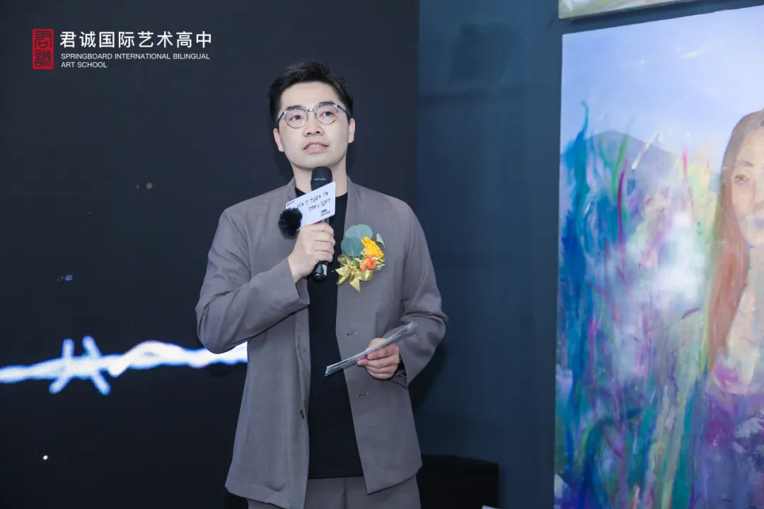 在“家”这个关键词的余韵中,一段家长寄语视频随即播放
